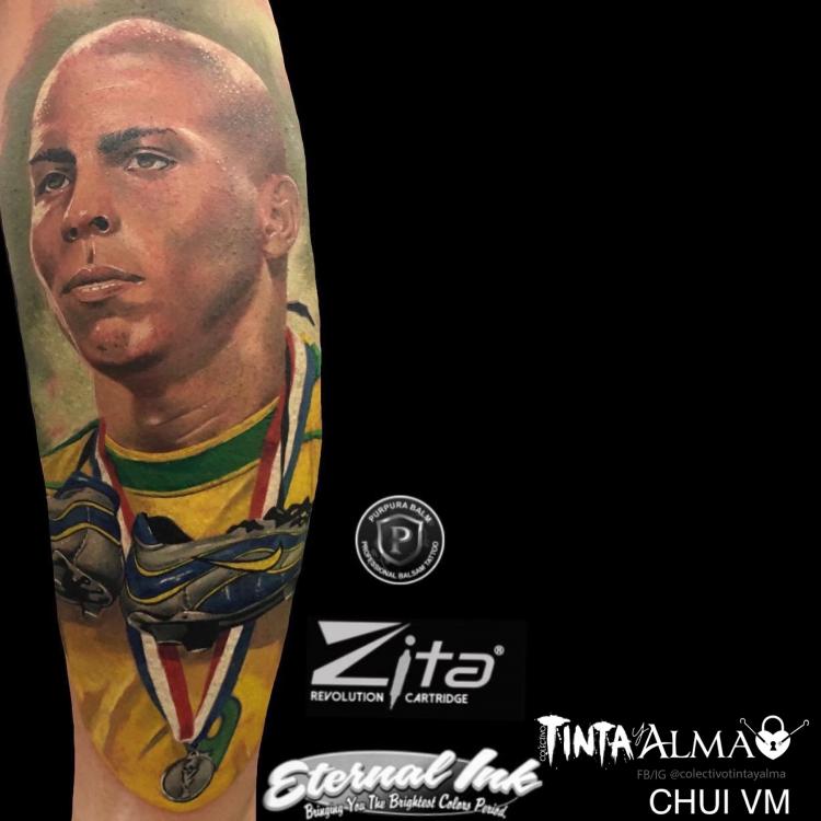 Ronaldo tatuaje realizado por Tinta y Alma