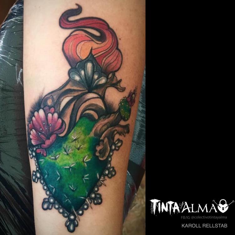 Nopal y flores tatuaje realizado por Karoll Rellstab