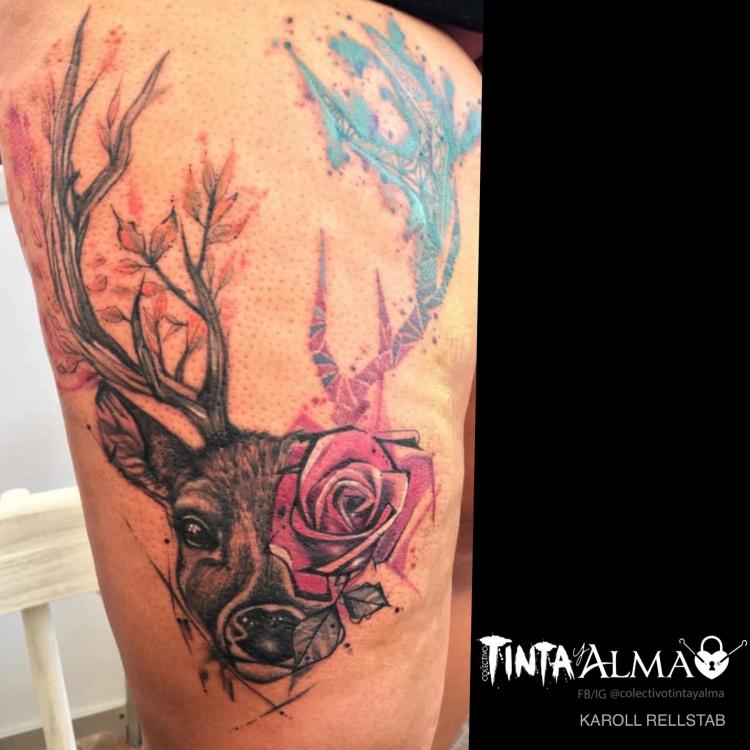 Ciervo y rosa tatuaje realizado por Karoll Rellstab