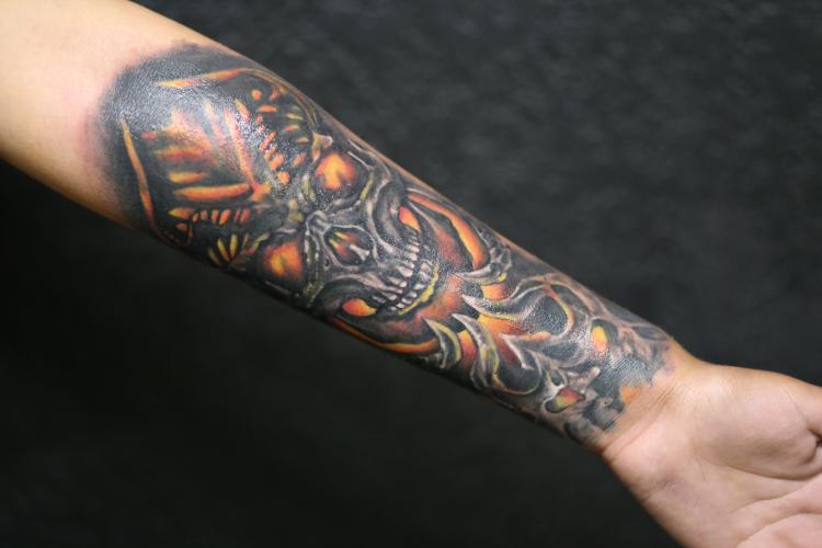 CRANEO ANTEBRAZO tatuaje realizado por Old Gangsters Tattoo Shop