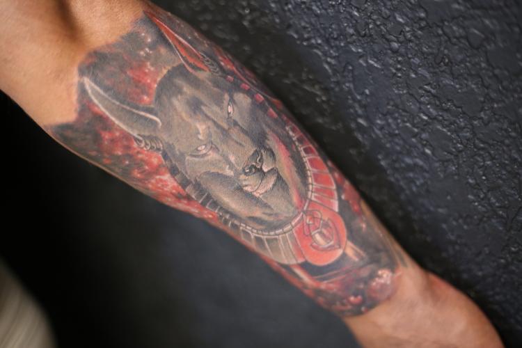 ANUBIS brazo tatuaje realizado por Old Gangsters Tattoo Shop