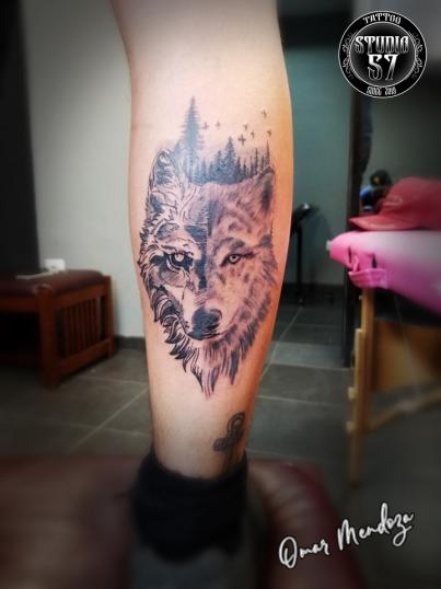 Lobo  tatuaje realizado por Omar Mendoza 