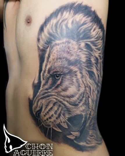 León Black and grey tatuaje realizado por Gilberto Alonso Aguirre