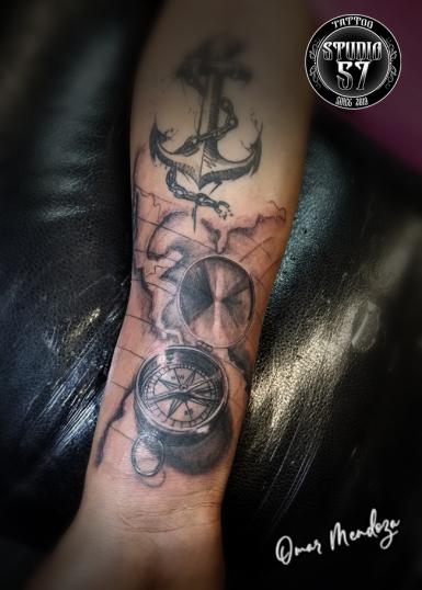 Brújula  tatuaje realizado por Omar Mendoza 