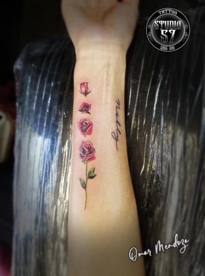Rosas  tatuaje realizado por Omar Mendoza 
