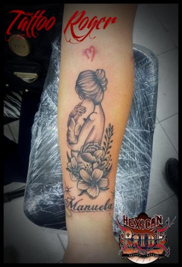 Mamà e hija tatuaje realizado por Roberto Girón