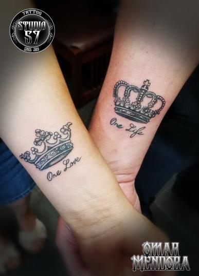 Coronas pareja  tatuaje realizado por Omar Mendoza 