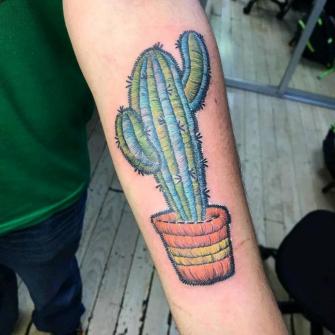 Cactus técnica de bordado tatuaje realizado por Viernes13 Tattoo Collective