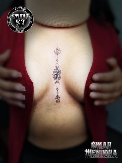 Under boob  tatuaje realizado por Omar Mendoza 