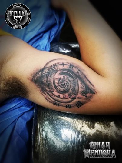 Ojo  tatuaje realizado por Omar Mendoza 