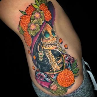 Calavera día de muertos tatuaje realizado por Viernes13 Tattoo Collective