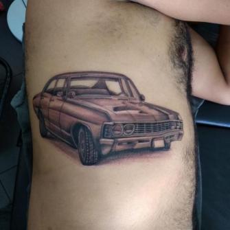 Carro clasico tatuaje realizado por Carlos Koyote Ramirez