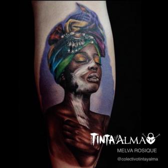 Retrato mujer realismo a color tatuaje realizado por Melva Rosique