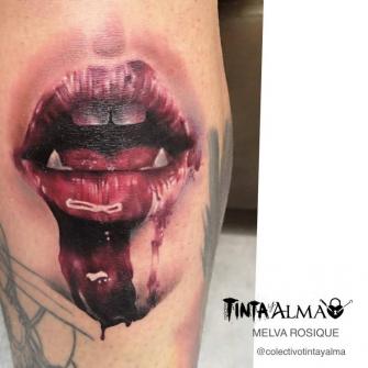 Boca vampira tatuaje realizado por Melva Rosique