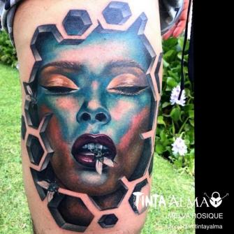 Retrato de mujer detrás de un espacio geométrico tatuaje realizado por Melva Rosique