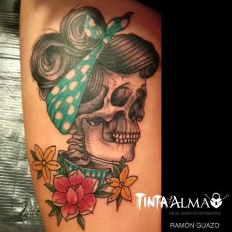 Cráneo de mujer con rosas  tatuaje realizado por Ramón Guazo