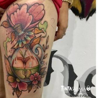 Manzana dentro de un frasco y flores tatuaje realizado por Myma Evola