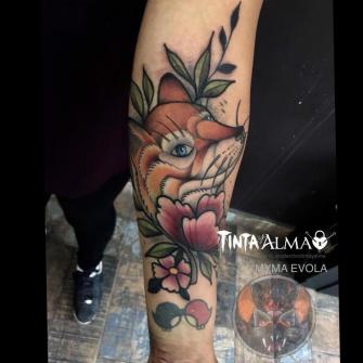 Zorro y flores Neotradicional tatuaje realizado por Myma Evola