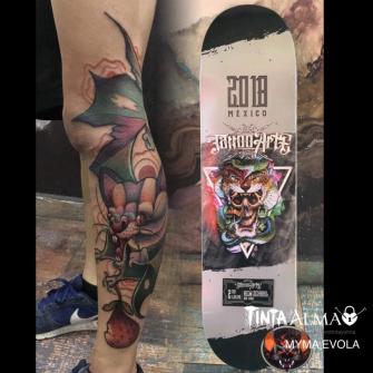 Murciélago neotradicional tatuaje realizado por Myma Evola