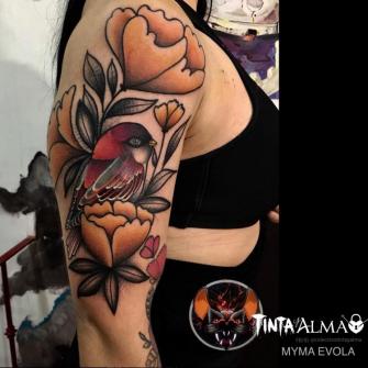 Ave y flores en neotradicional tatuaje realizado por Myma Evola