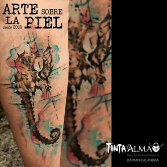 Caballito de mar tatuaje realizado por Tinta y Alma