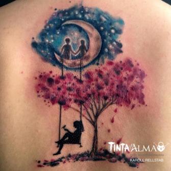 Niños en la luna, espalda tatuaje realizado por Karoll Rellstab