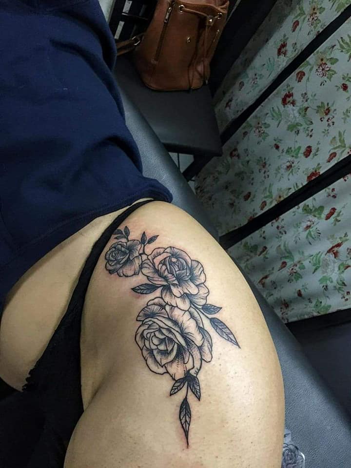Flores estilo BlackWork tatuaje realizado por Doble V Tattoos