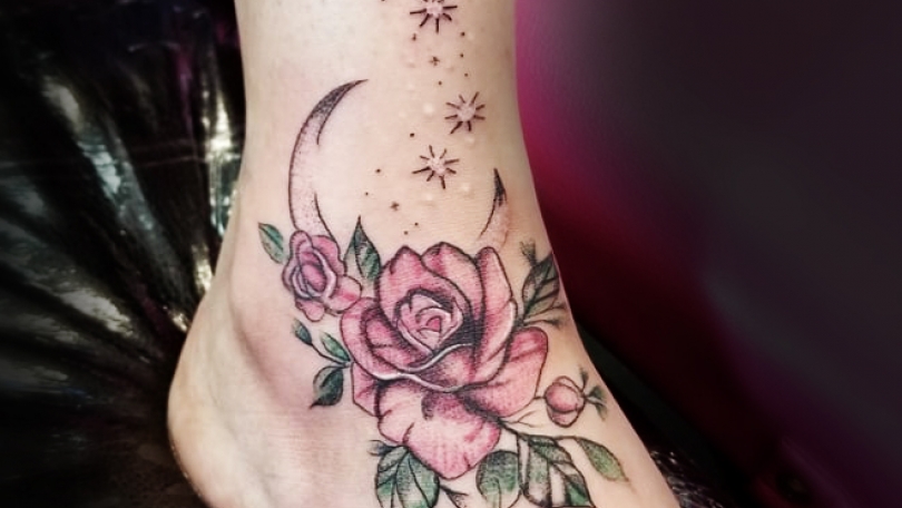 Tatuaje del artista Mexicano Omar Mendoza , Rosa y luna | Tatuajes y más