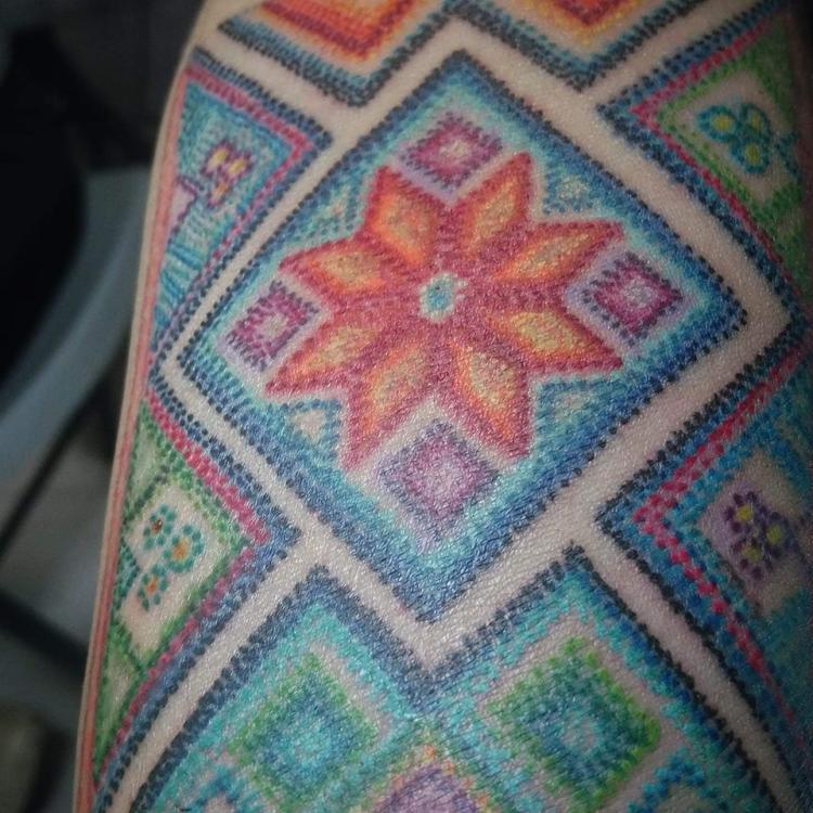 Flores y geometría, puntillismo a color  tatuaje realizado por Ruth Winchester