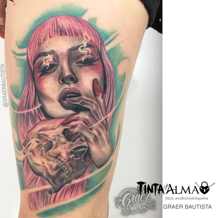 Rostro mujer y cráneo en la pierna tatuaje realizado por Graer Bautista