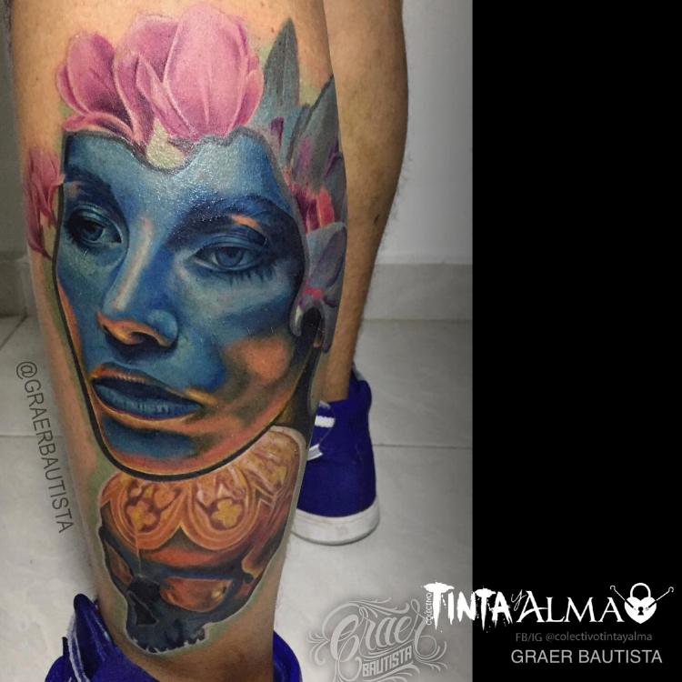 Retrato de mujer con cráneo y flores tatuaje realizado por Graer Bautista
