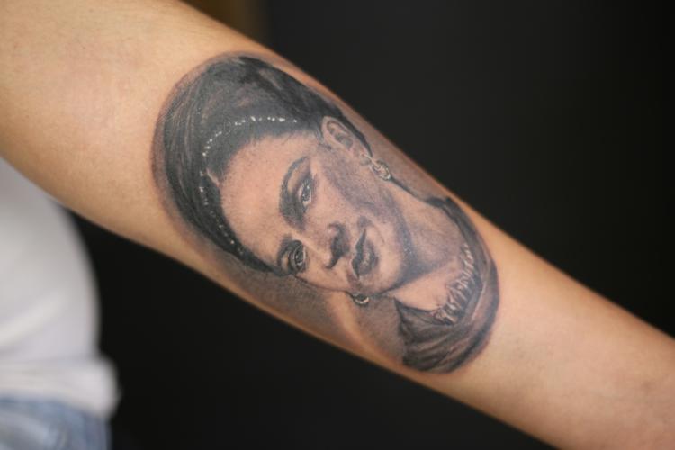 FRIDA KALHO RETRATO  tatuaje realizado por Old Gangsters Tattoo Shop