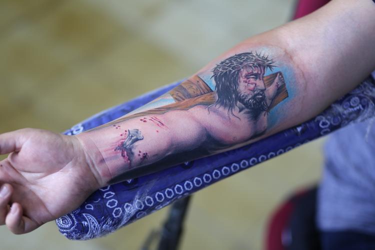 CRISTO EN ANTEBRAZO tatuaje realizado por Old Gangsters Tattoo Shop