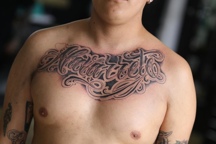  LETTERING EN EL PECHO  tatuaje realizado por Old Gangsters Tattoo Shop