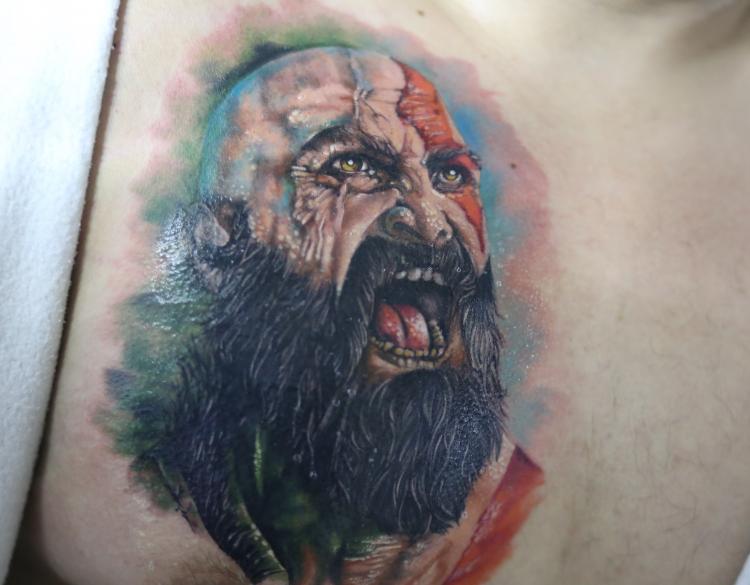 RETRATO DE KRATOS EN EL PECHO tatuaje realizado por Old Gangsters Tattoo Shop