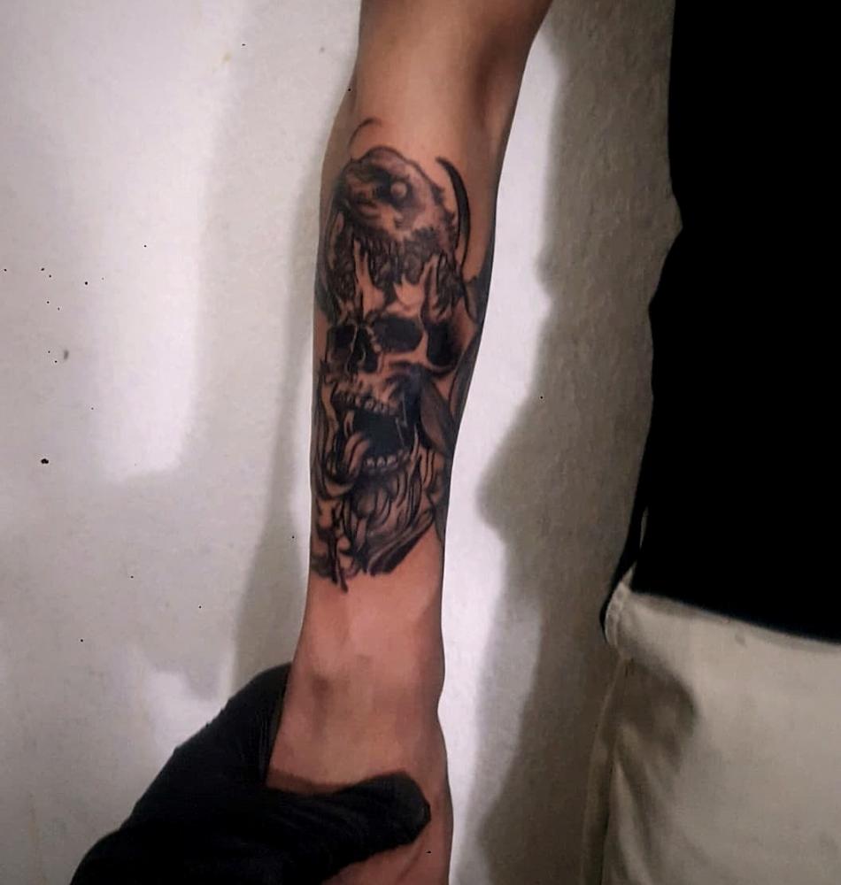 Calavera con cuervo en Estilo BlackWork tatuaje realizado por Doble V Tattoos