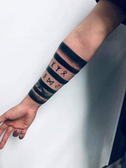Maori Tattoo con Runas  tatuaje realizado por Doble V Tattoos