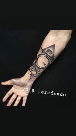 Reloj con rosa y triangulo iluminaty a un 70% de terminar  tatuaje realizado por Doble V Tattoos