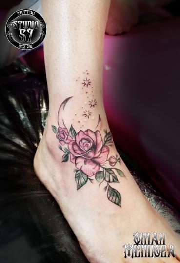Rosa y luna  tatuaje realizado por Omar Mendoza 