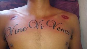Lettering Vine Vi Venci tatuaje realizado por El Dragón Tattoo Studio