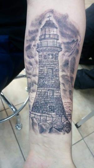 Faro tatuaje realizado por Jonathan Aguirre