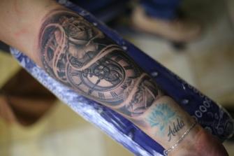 RELOJ CON ROSAS tatuaje realizado por Old Gangsters Tattoo Shop