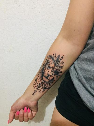 Lion W. Flowers tatuaje realizado por Doble V Tattoos