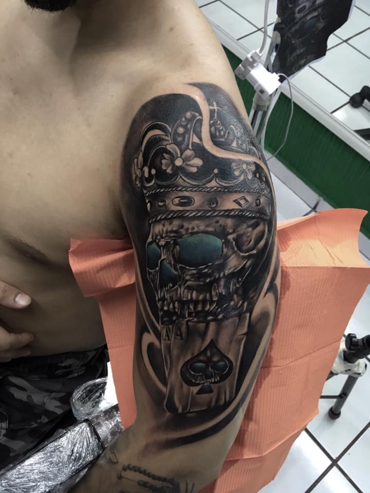 Cráneo con corona tatuaje realizado por Raphael Rios