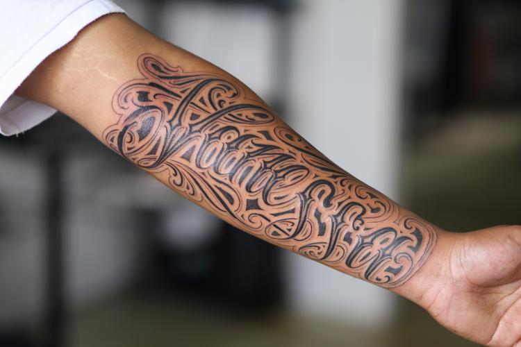 LETTERING ANTEBRAZO tatuaje realizado por Old Gangsters Tattoo Shop