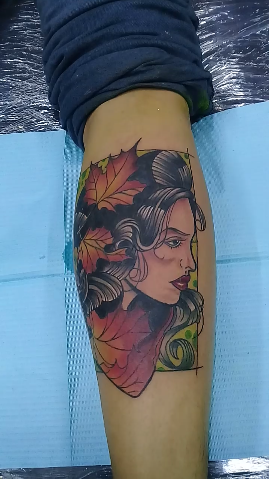Rostro con hojas tatuaje realizado por Jocker Ink Tattoo