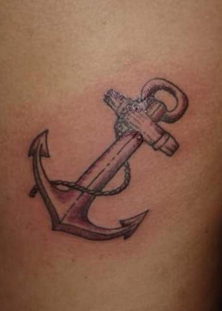 Ancla naval tatuaje realizado por El Dragón Tattoo Studio