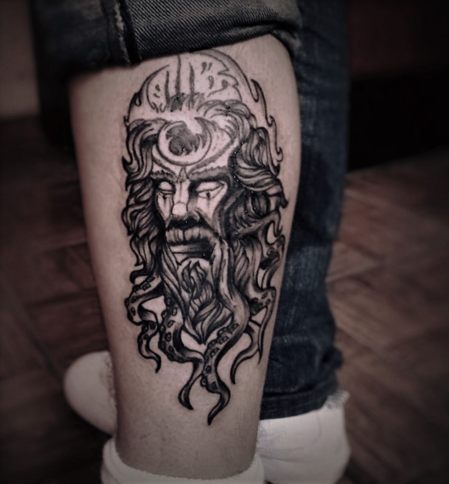 Dios del mar Griego estilo BlackWork tatuaje realizado por Doble V Tattoos
