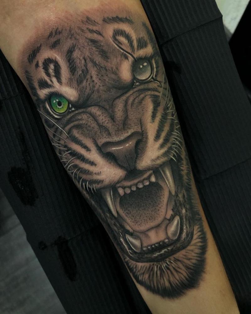 Tigre  tatuaje realizado por Angel Ruiz (Hard Core)