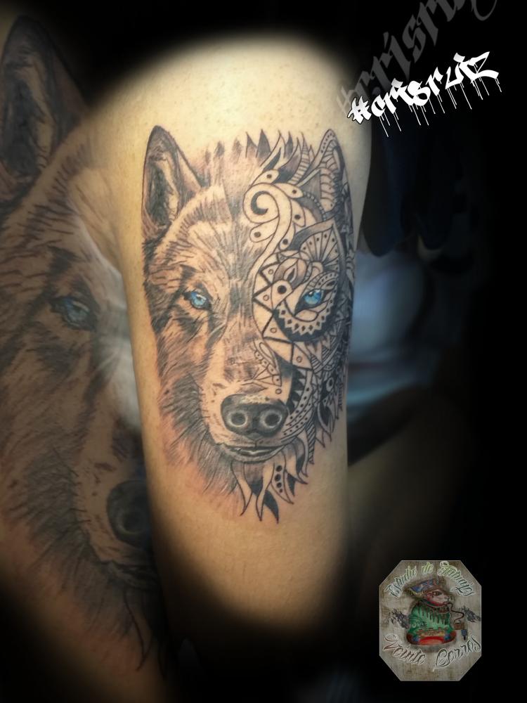 Lobo mandala  tatuaje realizado por Cristhian Ruiz